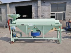 黑龍江哈爾濱李經(jīng)理訂購(gòu)的中型水稻打毛機(jī)、稻種脫芒機(jī)裝車(chē)發(fā)貨